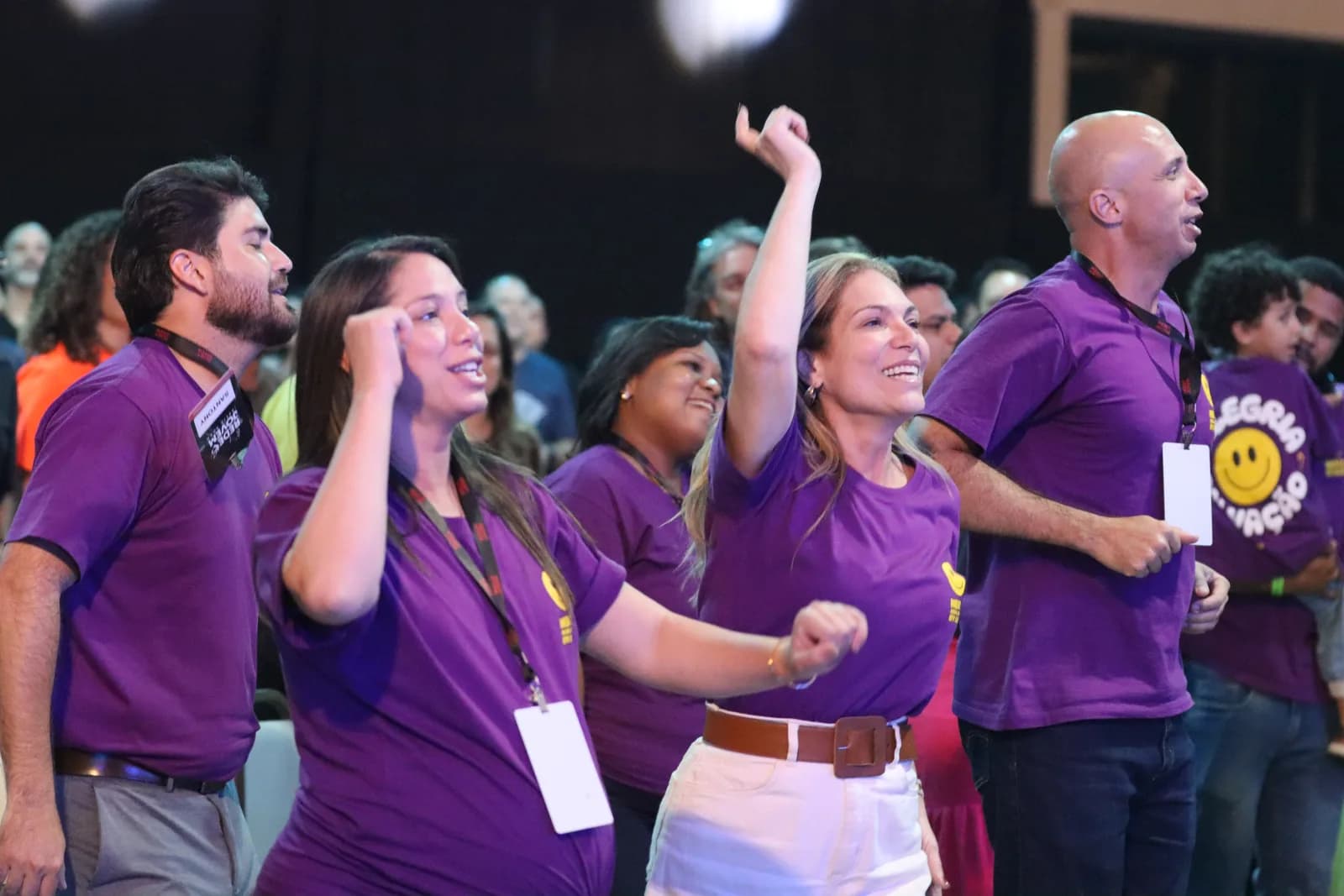 Participantes da Conferência Hertz reunidos e sorrindo