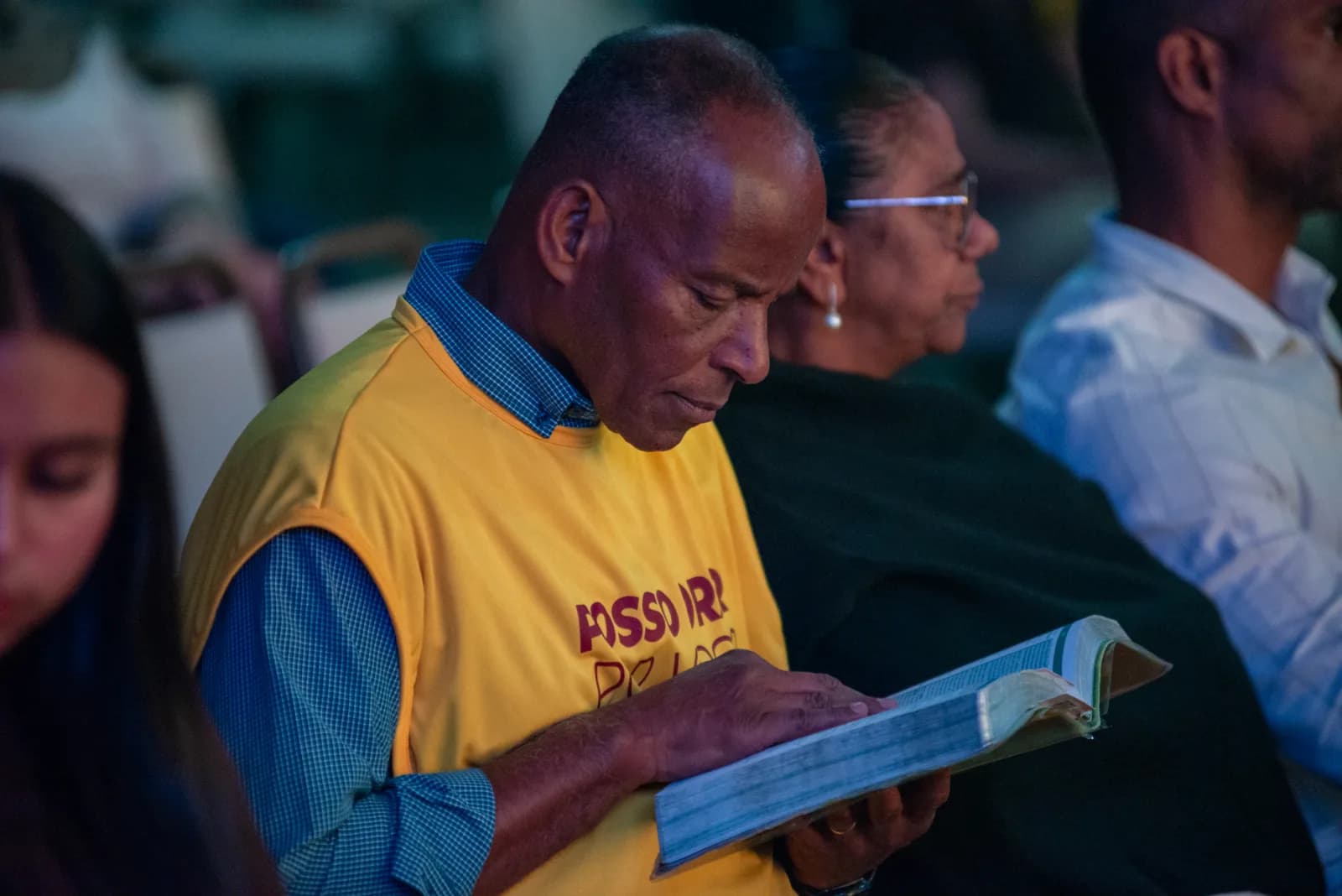 Pastor lendo a Bíblia durante a Conferência Hertz