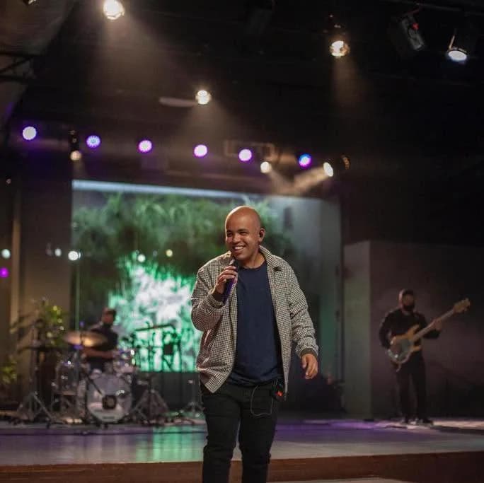 Pr. Thiago Grulha ministrando no palco