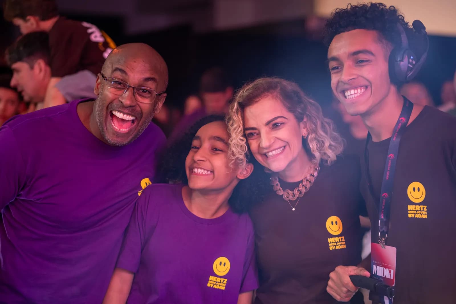 Equipe Hertz reunida e sorrindo durante a conferência de 2025