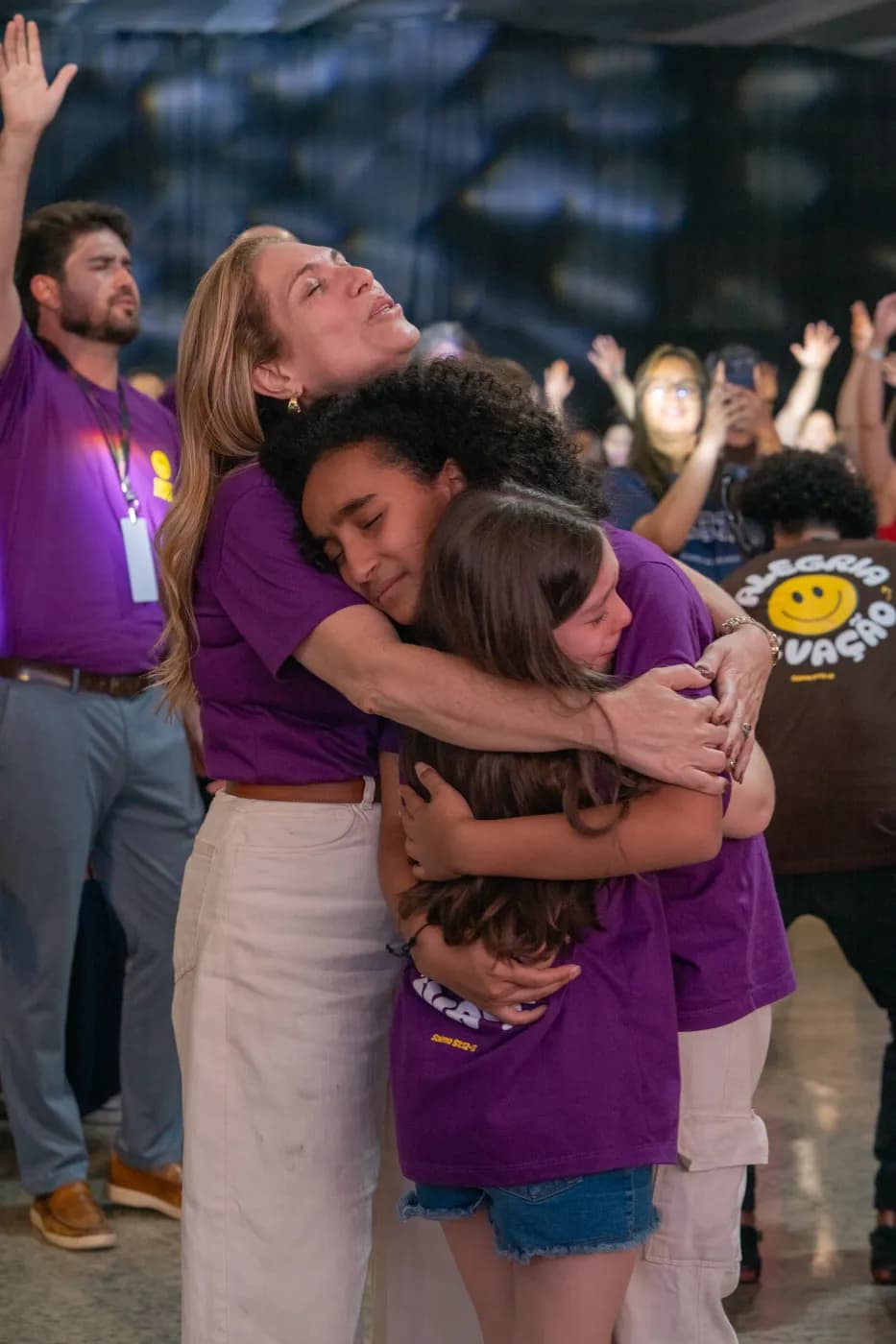 Pastora acolhendo duas jovens durante um momento de ministração