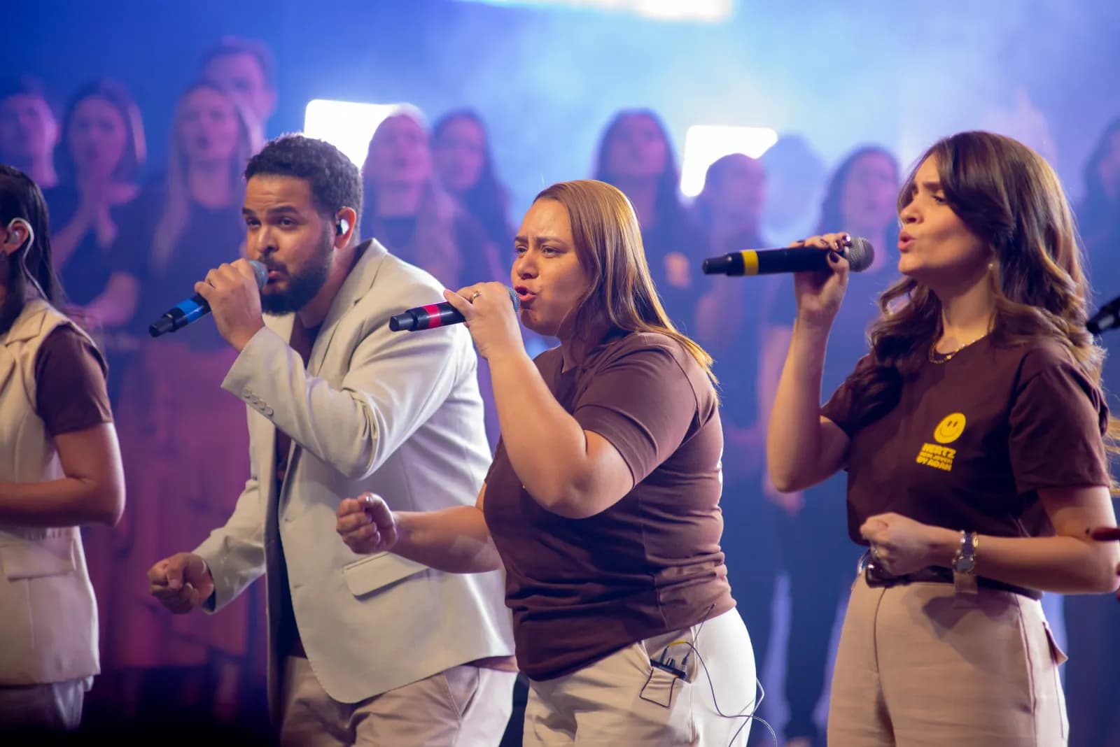 Equipe de louvor cantando na Conferência Hertz 2025