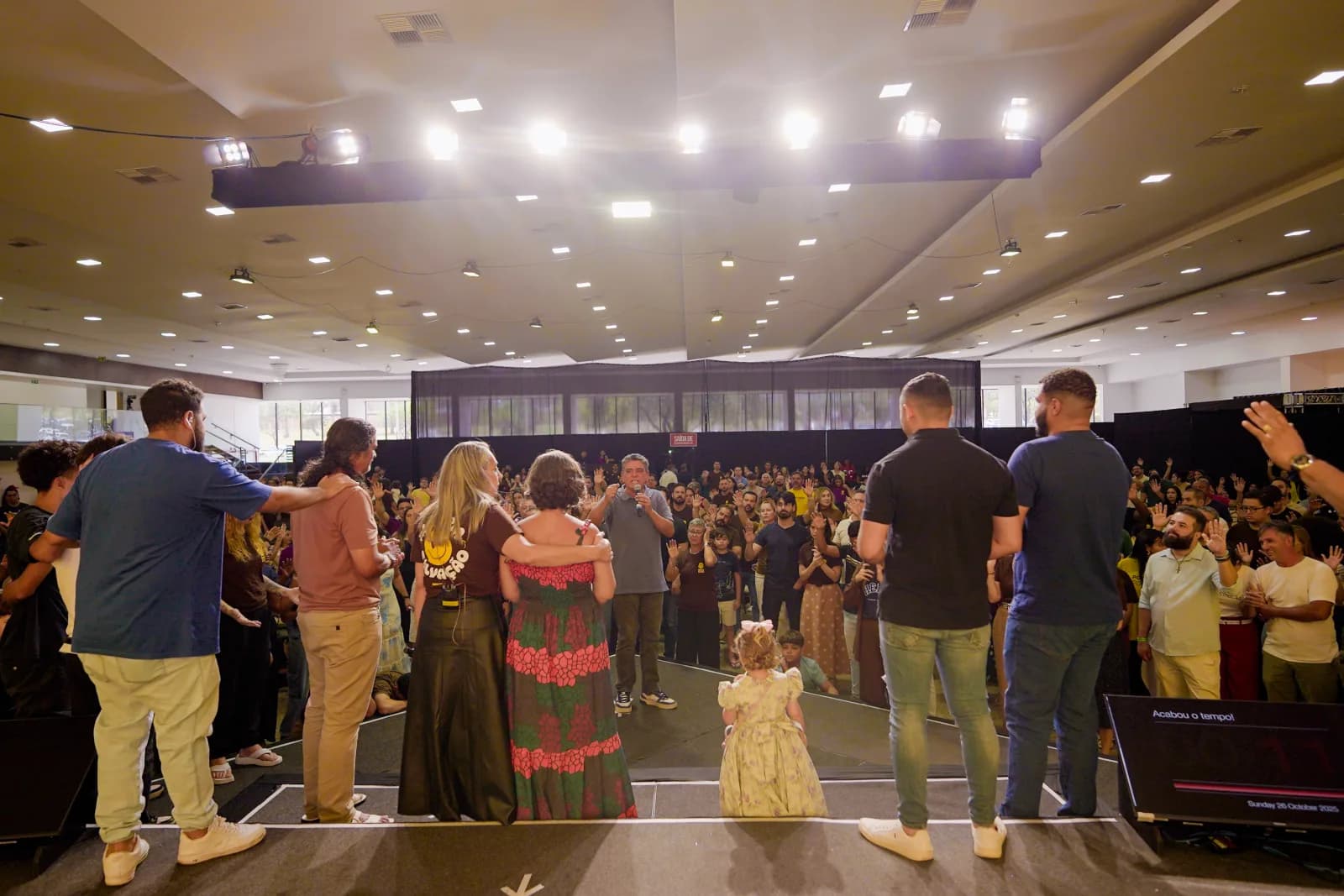 Lideranças e participantes reunidos no palco durante a Conferência Hertz 2025