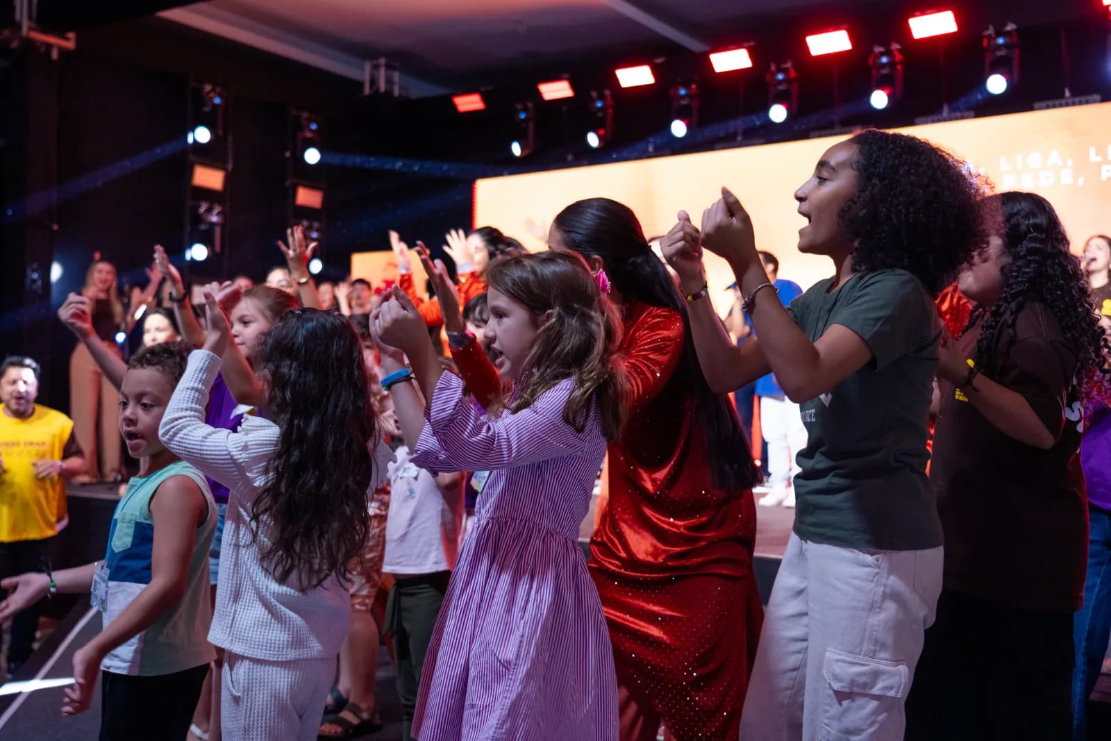 Crianças celebrando juntas durante a Hertz Kids 2025