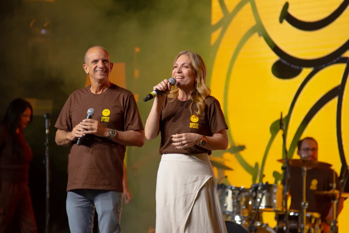 Pr. Márcio e Pra. Kelley juntos no palco da Conferência Hertz