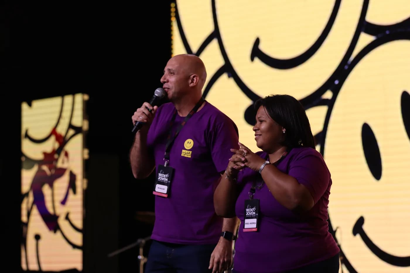 Pr. Rilian e Pra. Andrea juntos no palco da Conferência Hertz
