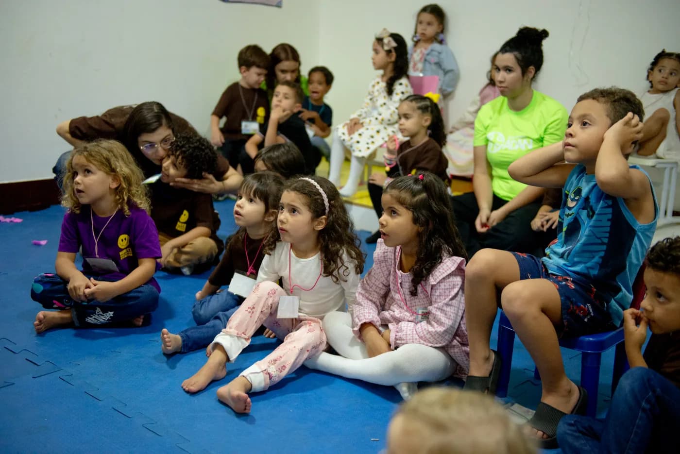 Crianças reunidas durante a programação da Hertz Kids 2025