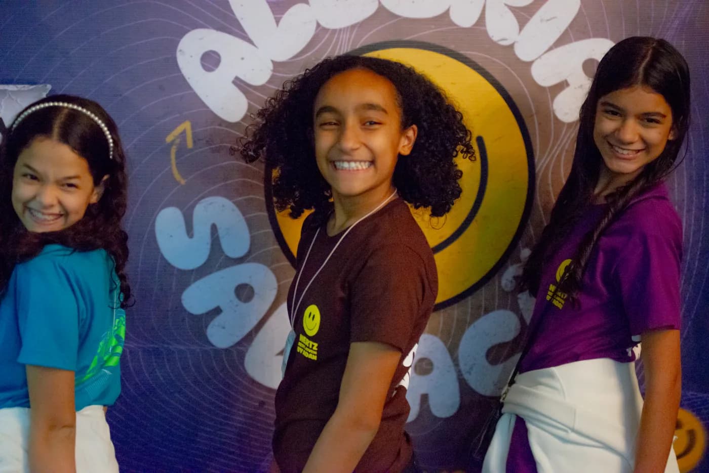 Crianças sorrindo juntas durante a Hertz Kids 2025