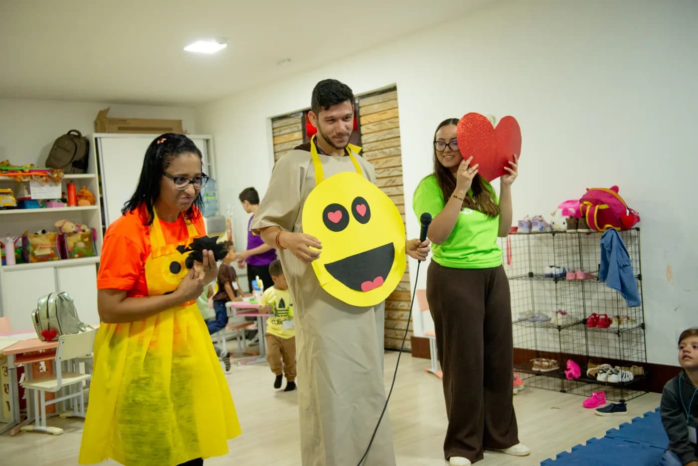 Equipe apresentando uma mensagem para as crianças na Hertz Kids 2025