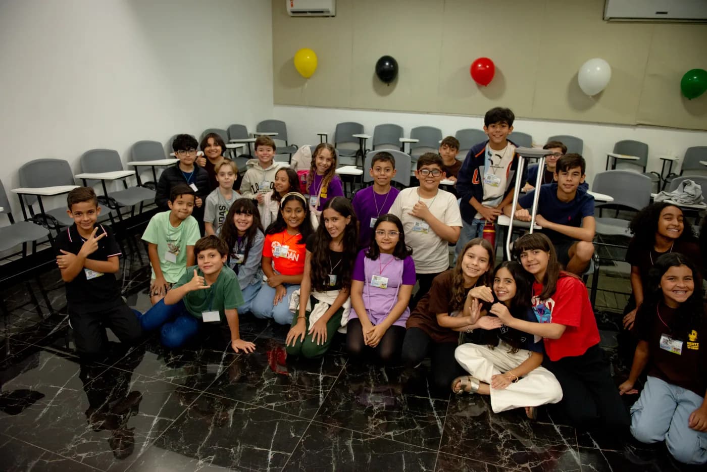 Grupo de crianças reunido na Hertz Kids 2025