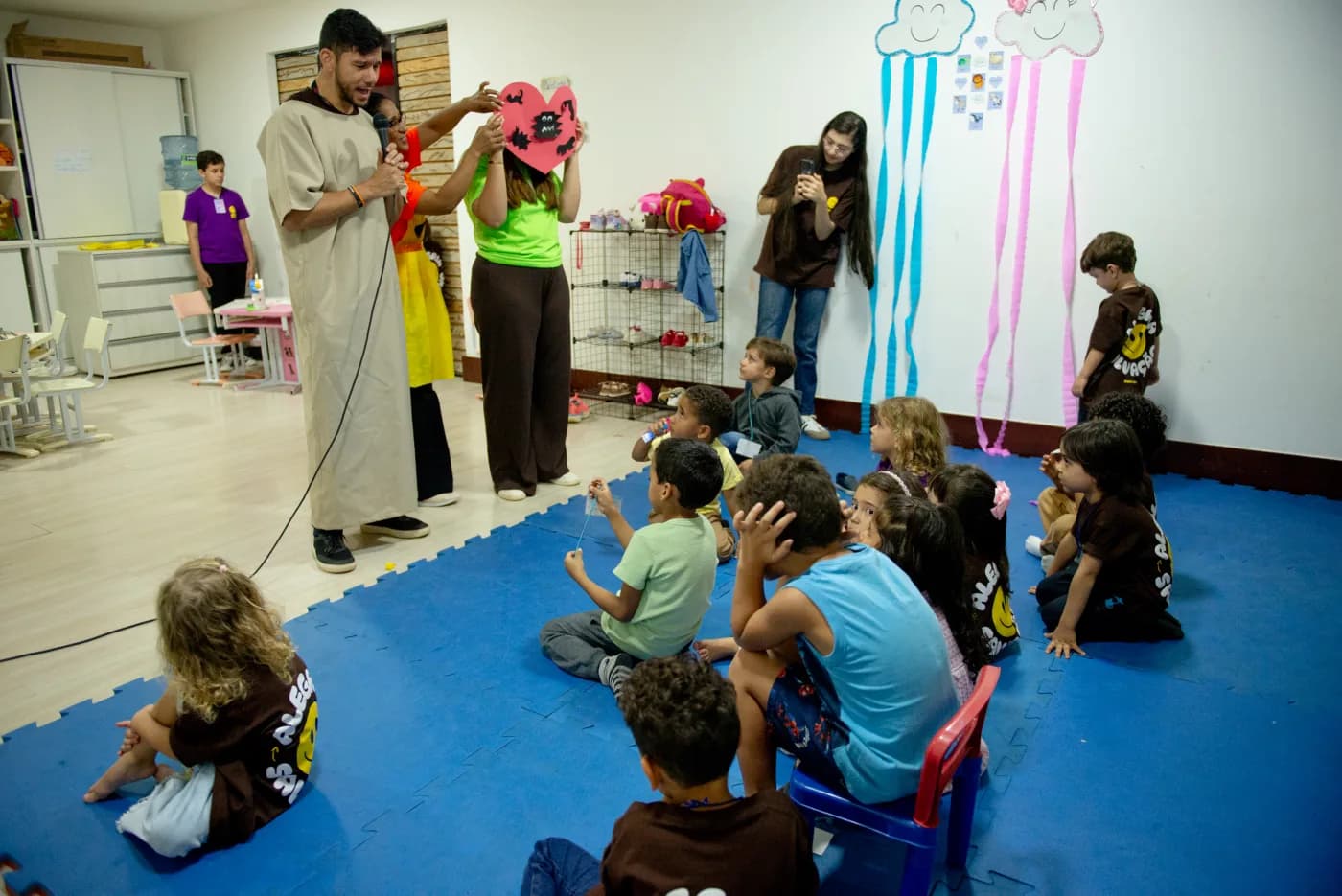 Crianças acompanhando uma ministração na Hertz Kids 2025