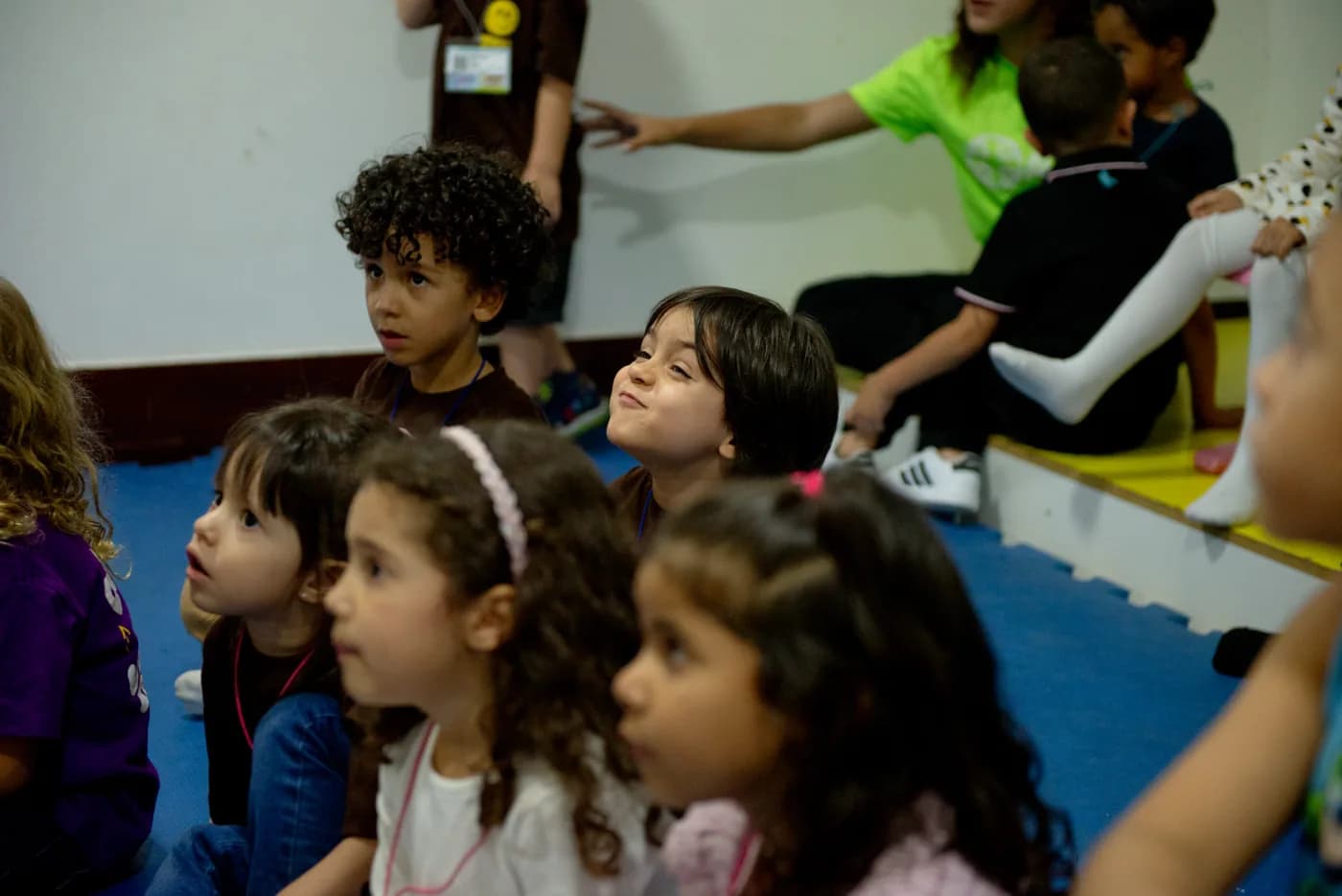 Crianças atentas durante a programação da Hertz Kids 2025