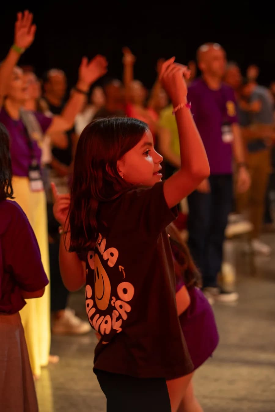 Criança participando de um momento de louvor na Hertz Kids 2025